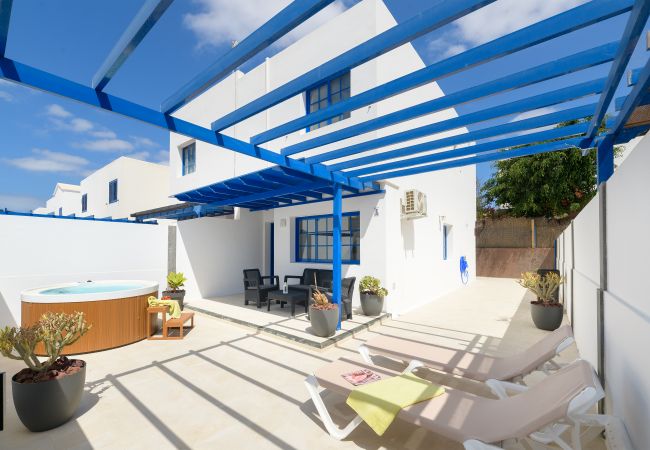 Townhouse in Playa Blanca - Casa O Náutico Laxe con Jacuzzi