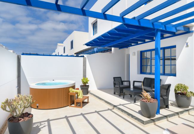 Townhouse in Playa Blanca - Casa O Náutico Laxe con Jacuzzi